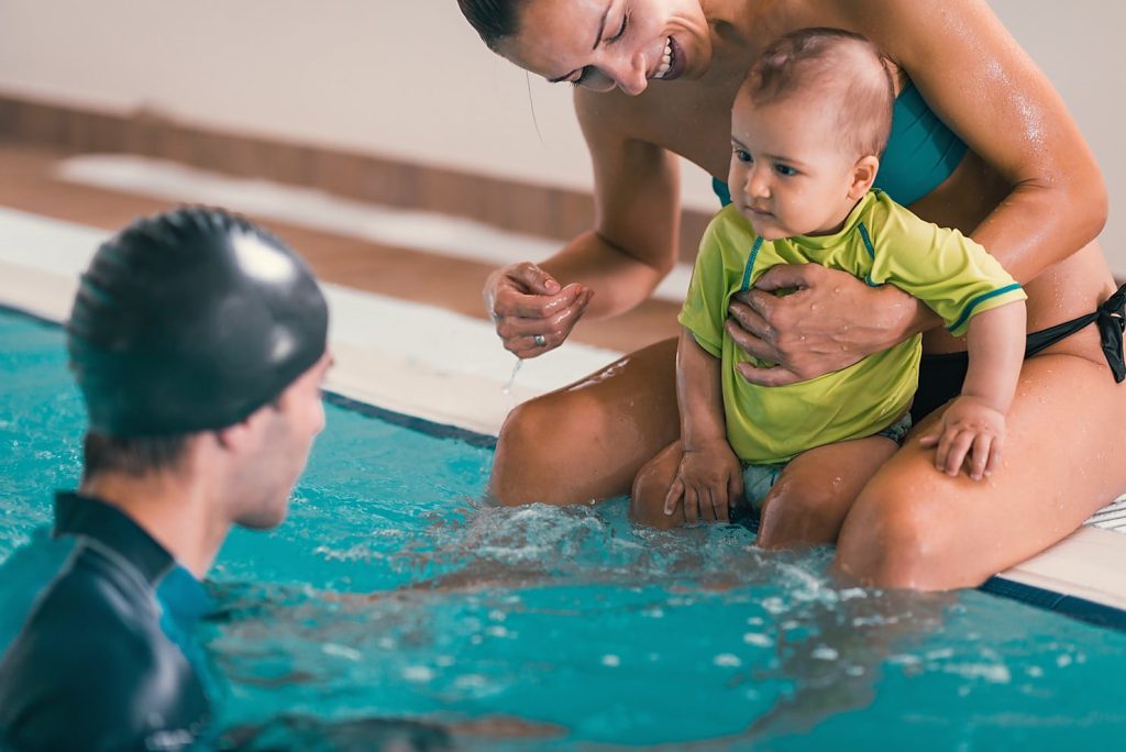 Bébés nageurs : éveil aquatique et bienfaits dès 4 mois